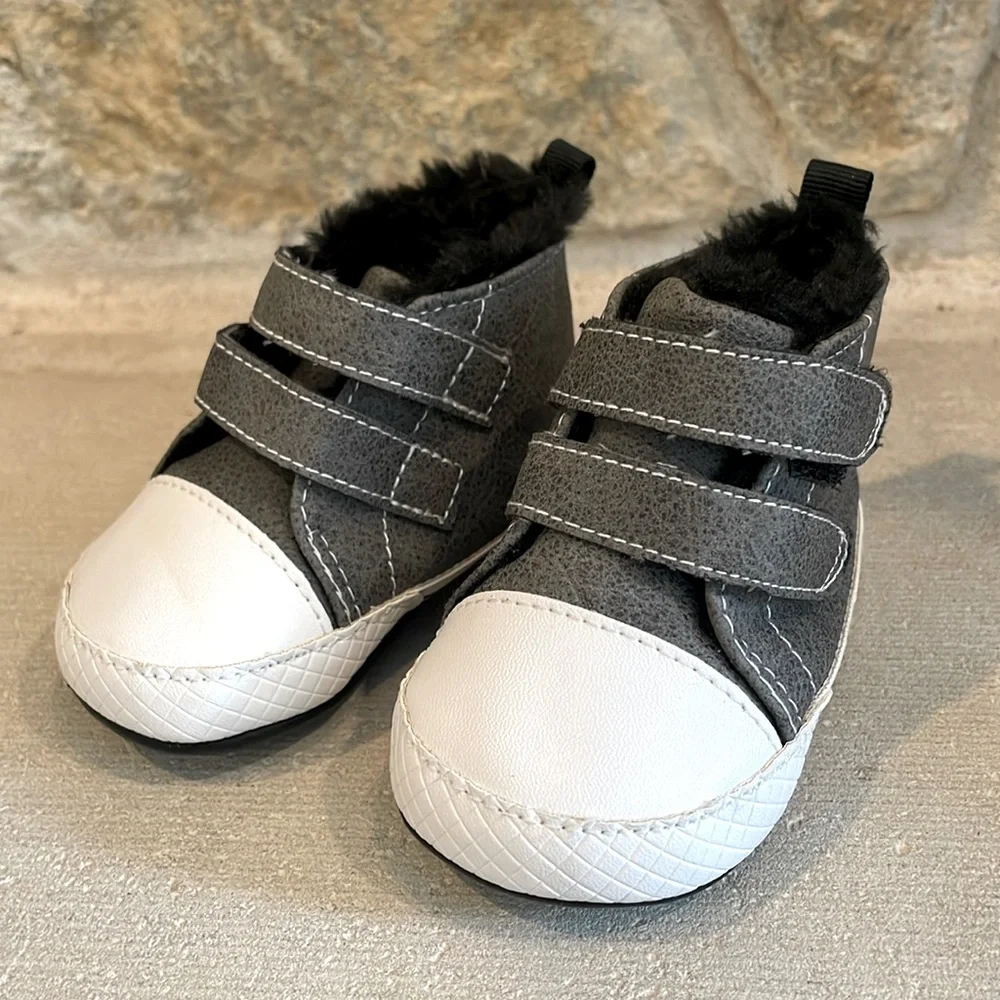 NWOT Baby Shoes black fur lined hook and loop closures high tops 6-12 months